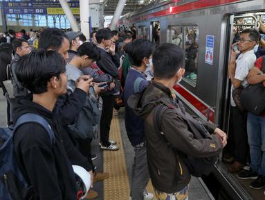 Suasana kepadatan pengguna kereta Commuter Line saat menunggu waktu keberangkatan di Stasiun Manggarai, Jakarta, Selasa (4/2/2025). (Liputan6.com/Herman Zakharia)
