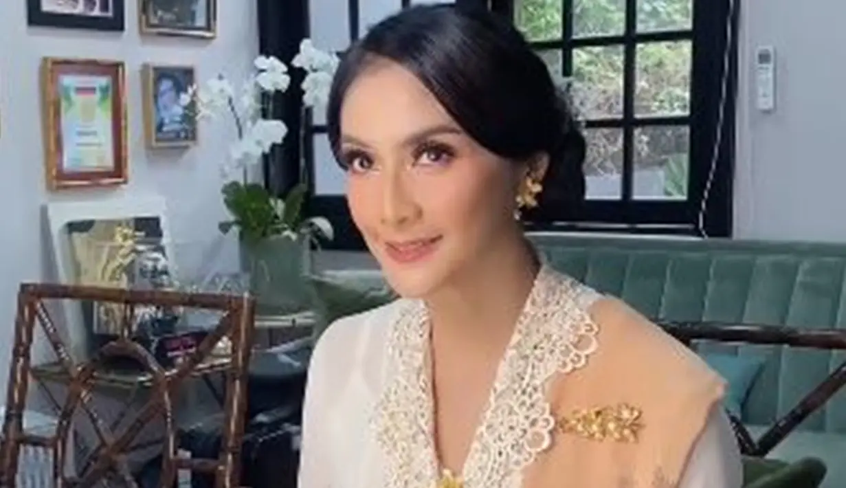 Sebagai sosok yang dikenal memperjuangkan budaya Betawi, Maudy Koesnaedi tampil memukau dengan kebaya modern berhiaskan bordir cantik khas Betawi. Tidak lupa, sanggul khas Betawi menambah keanggunan penampilannya sebagai pembawa acara. (Liputan6.com/IG/@olisherawati)