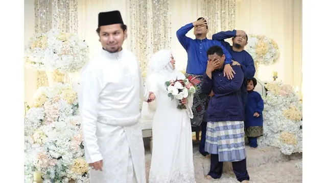 6 Pemotretan Anak Bungsu dengan 3 Kakak Laki-Lakinya di Pernikahan Ini Kocak