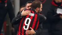 Gonzalo Higuain memeluk pelatih Gennaro Gattuso usai mencetak gol ke gawang SPAL pada lanjutan Liga Italia di stadion San Siro (29/12). Gol ini ia mempersembahkan untuk Gattuso yang sudah menanti golnya sejak 28 Oktober lalu. (AP Photo/Antonio Calanni)