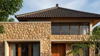7 Model Rumah Minimalis Batu Alam Tampak Depan dengan Nuansa Natural dan Hangat