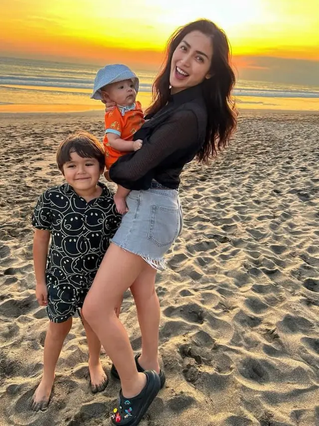 6 Gaya Kasual Jessica Iskandar Liburan di Bali, Ajak Baby Don ke Pantai untuk Pertama Kali