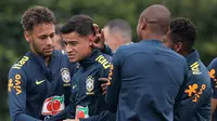 Pemain timnas Brasil Neymar dan rekan setimnya menjaili Philippe Coutinho saat sesi latihan di London, Inggris (29/5). Neymar dan rekan-rekannya melakukan latihan jelang pertandingan persahabatan melawan Kroasia. (AP / Kirsty Wigglesworth)