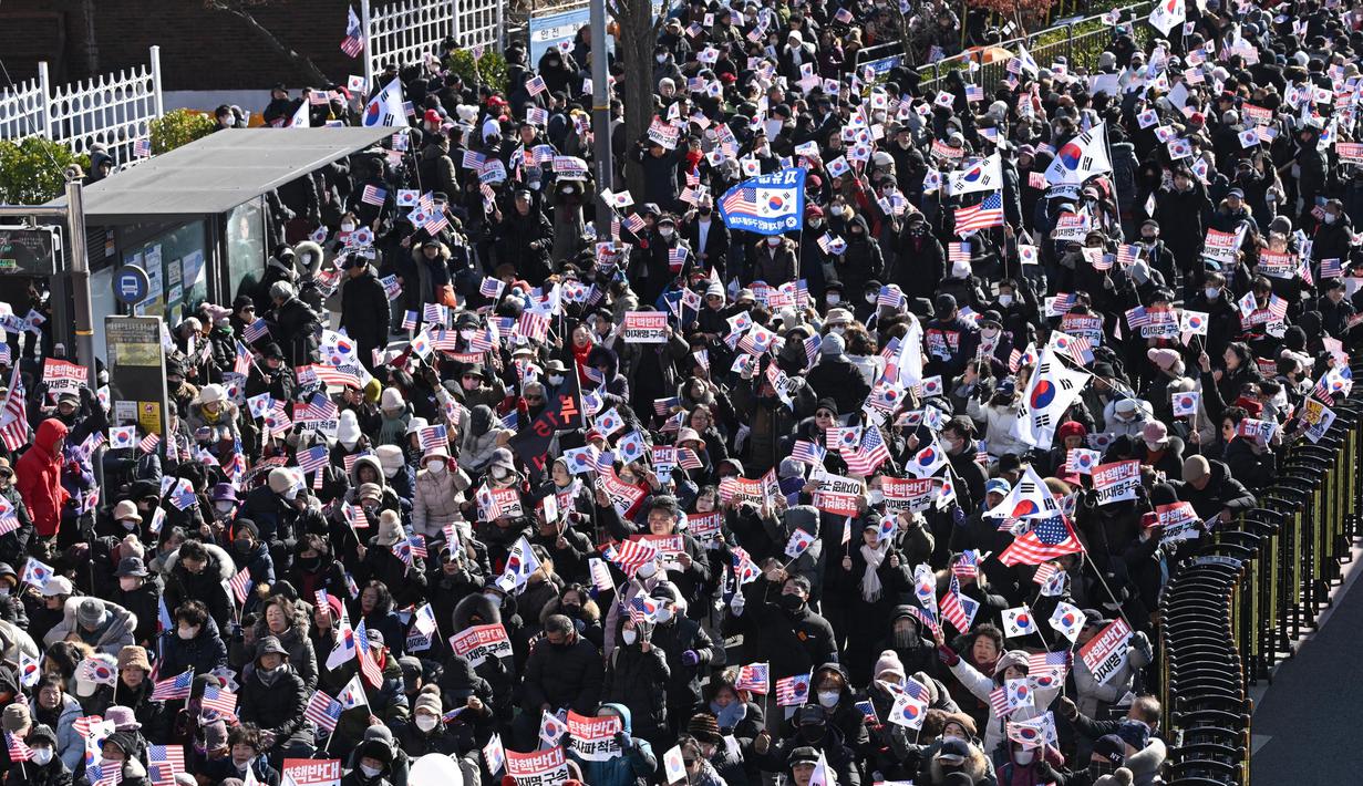 Ribuan pendukung Presiden Yoon Suk Yeol kembali berunjuk rasa dan memenuhi ruas jalan utama ibu kota. (JUNG YEON-JE/AFP)