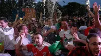 Suporter Wales saat merayakan kemenangan timnya atas Belgia pada perempat final Piala Eropa 2016, di Fan Zone Paris, Jumat (1/7/2016). (Bola.com/Vitalis Yogi Trisna). 