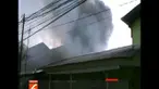 Sempitnya akses jalan dan jauhnya sumber air sempat menyulitkan petugas untuk memadamkan api.