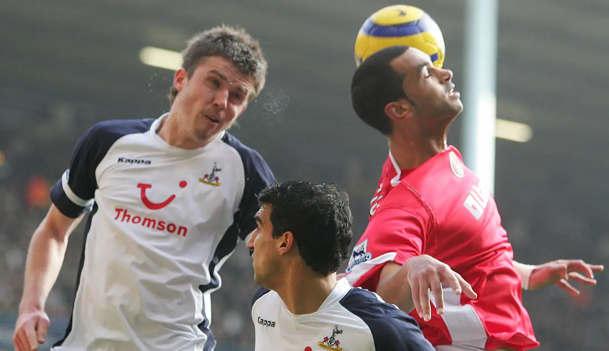 Bersama Tottenham Hotspur mulai musim 2004/2005 hingga 2005/2006 ia total tampil dalam 75 laga dengan mencetak 2 gol dan 4 assist. (AFP/Geoff Caddick)