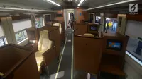 Pemudik bersiap menaiki  kereta sleeper di Stasiun Gambir, Jakarta, Selasa (12/6). Kereta yang memiliki fasilitas lengkap ini tersedia dengan rute Surabaya-Jakarta maupun sebaliknya. (Merdeka.com/Imam Buhori)