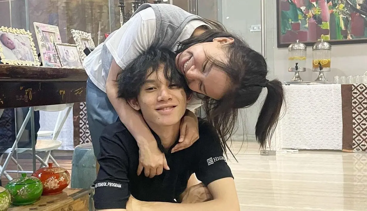 Pada foto tersebut, Rossa juga menambahkan caption singkat "Classmate". Netizen pun banyak yang setuju jika Rossa dan Rizky masih cocok jadi teman sekelas. Pasalnya, Rizky yang baru berusia 16 tahun juga sudah memiliki postur yang begitu tinggi. (Liputan6.com/IG/@tsrossa910)