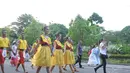 Iring-iringan Pawai Karnaval Budaya memadati Jalan Medan merdeka Barat, Jakarta, Senin (18/8/14). (Liputan6.com/Herman Zakharia)