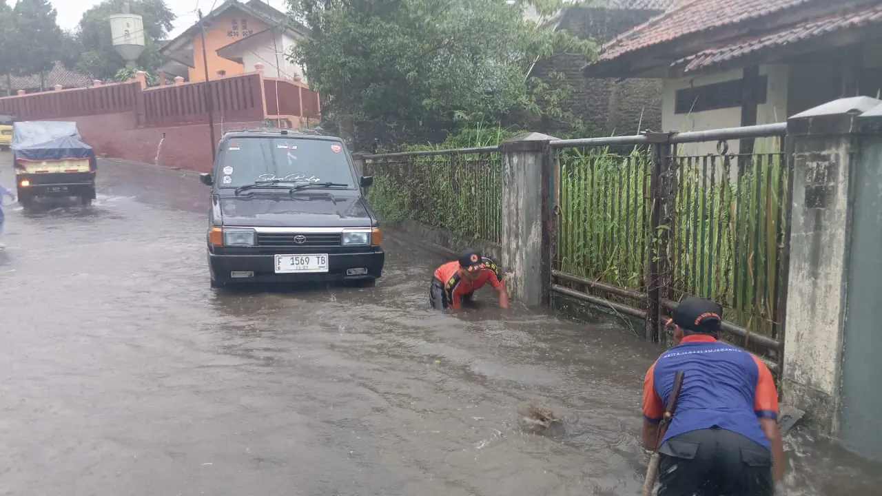 20 lokasi di Kota Sukabumi, Jawa Barat dilanda bencana hidrometeorologi pada Rabu sore 3 Desember 2025 dengan didominasi oleh banjir limpasan.