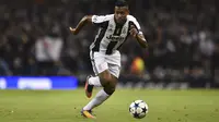 Bek kiri Juventus, Alex Sandro kemungkinan besar tak akan hengkang ke Chelsea di musim panas ini. (Glyn KIRK / AFP)
