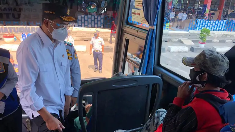 FOTO: Menhub Edukasi Penggunaan Masker di Terminal Kampung Rambutan