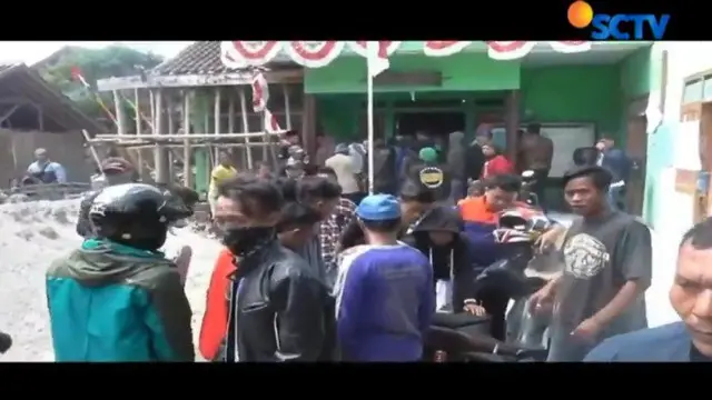 Demo menuntut mundur kepala Desa Karyajaya, Garut, Jawa Barat,  berlangsung ricuh.