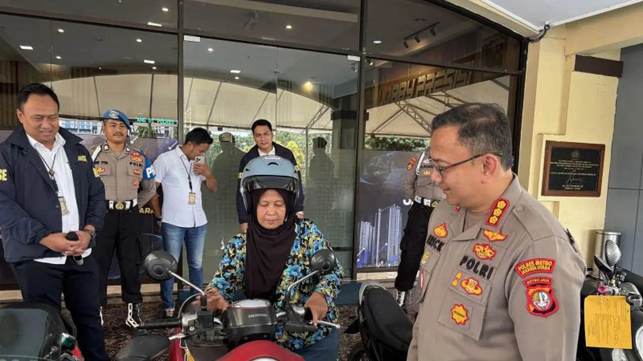 Kapolres Metro Jakarta Utara Kombes Pol Erick Frendriz mengembalikan motor kepada korban pencurian di Polres Metro Jakut pada Selasa (19/5/2026) (Istimewa)