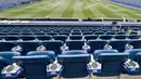 Deretan kursi penonton dengan fasilitas penyangga minuman di Gillette Stadium, Foxborough, Boston, AS, saat persiapan menjelang penyelenggaraan Piala Dunia 2026, Kamis (18/6/2026). Seluruh fasilitas stadion dipersiapkan untuk memberikan kenyamanan bagi puluhan ribu penonton yang akan menyaksikan laga-laga Piala Dunia 2026. (KLY Sports/Hery Kurniawan/Adv/Powerade)