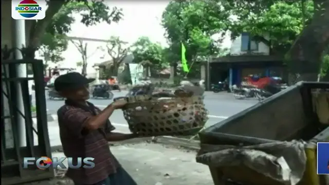 Meski sempat diolok-olok, seorang tukang sampah di Yogyakarta mencontohkan arti pentingnya kejujuran.