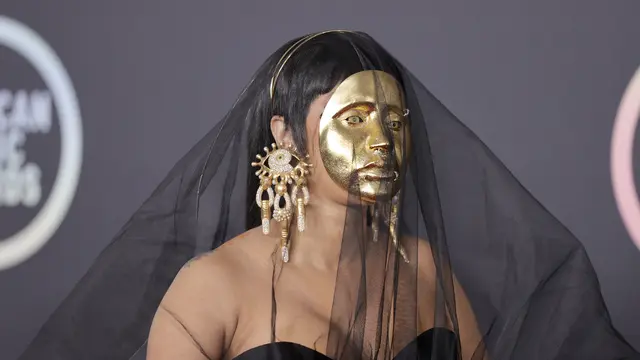 Penampilan Cardi B wearing mask at AMA 2021