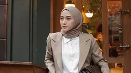 Perempuan berusia 28 tahun ini memang konsisten tampil kece. Ia sering unggah foto menawan pakai jas yang elegan. Tak ayal, foto Nisa Cookie pakai jas ini banjir like dan komentar dari netizen. Netizen tak ragu berikan komentar pujian untuk Nisa di kolom komentar. (Liputan6.com/IG/@nisacookie)