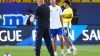 Momen pelatih Al Nassr, Stefano Pioli bersama Cristiano Ronaldo. (Fayez NURELDINE / AFP)