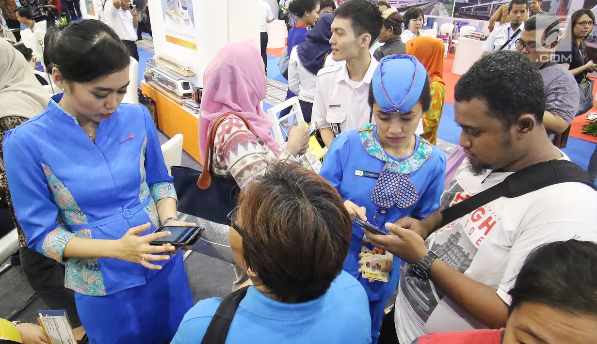 Petugas memberikan penjelasan kepada pengunjung acara KAI Travel Fair 2017 di Jakarta Convention Center, Jakarta Pusat, Sabtu (29/7). Acara yang digelar selama dua hari ini mengusung tema "Harga Kaget Liburan Berkereta". (Liputan6.com/Angga Yuniar)
