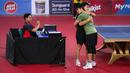 Selebritas Aldi Taher (kanan) memeluk Rizky Billar setelah laga tenis meja Turnamen Olahraga Selebriti Indonesia (TOSI) di GOR UNJ, Jakarta, Minggu (16/07/2023). Aldi Taher kalah tiga set langsung dari Rizky Billar dengan skor 12-21, 15-21, 11-21. (Bola.com/Bagaskara Lazuardi)