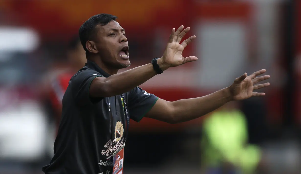 Pelatih Persebaya Surabaya, Bejo Sugiantoro, memeberikan arahan kepada pemainnya saat menghadapi Bhayangkara FC pada laga Shopee Liga 1 di Stadion Patriot Chandrabhaga, Bekasi, Sabtu (31/8). Persebaya menang 2-0 atas Bhayangkara. (Bola.com/Yoppy Renato)