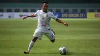 Gelandang Persebaya, Rendi Irwan mengontrol bola saat melawan Borneo FC dalam laga pekan pertama BRI Liga 1 2021/2022 di Stadion Wibawa Mukti, Cikarang, Sabtu (04/09/2021). Persebaya kalah 1-3. (Foto: Bola.com/Bagaskara Lazuardi)