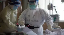 Li Xue (kanan), petugas medis dari Provinsi Jiangsu, bekerja di bangsal ICU Rumah Sakit Pertama Kota Wuhan di Wuhan, Provinsi Hubei, 22 Februari 2020. Para tenaga medis dari seluruh China telah mengerahkan upaya terbaik mereka untuk mengobati pasien COVID-19 di rumah sakit itu. (Xinhua/Xiao Yijiu)
