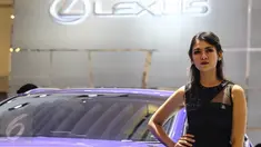 Model berdiri di samping mobil Lexus saat pameran otomotif Gaikindo Indonesia International Auto Show (GIIAS) di ICE BSD, Tangerang Selatan, (11/08). GIIAS 2016 dimeriahkan oleh 361 booth pameran. (Liputan6.com/Fery Pradolo)