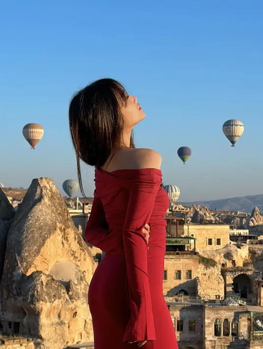 Gaya manis Fuji pakai off-the-shoulder dress lengan panjang berwarna merah yang berhasil memamerkan body goalsnya dengan amat baik. [Foto: Instagram/fuji_an]