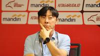 Pelatih Timnas Indonesia, Shin Tae-yong saat mengikuti sesi konferensi pers jelang Timnas Indonesia kontra Timnas Filipina dalam laga lanjutan Kualifikasi Piala Dunia 2026 di SUGBK, Jakarta, Senin (10/6/2024). (Bola.com/Abdul Aziz)