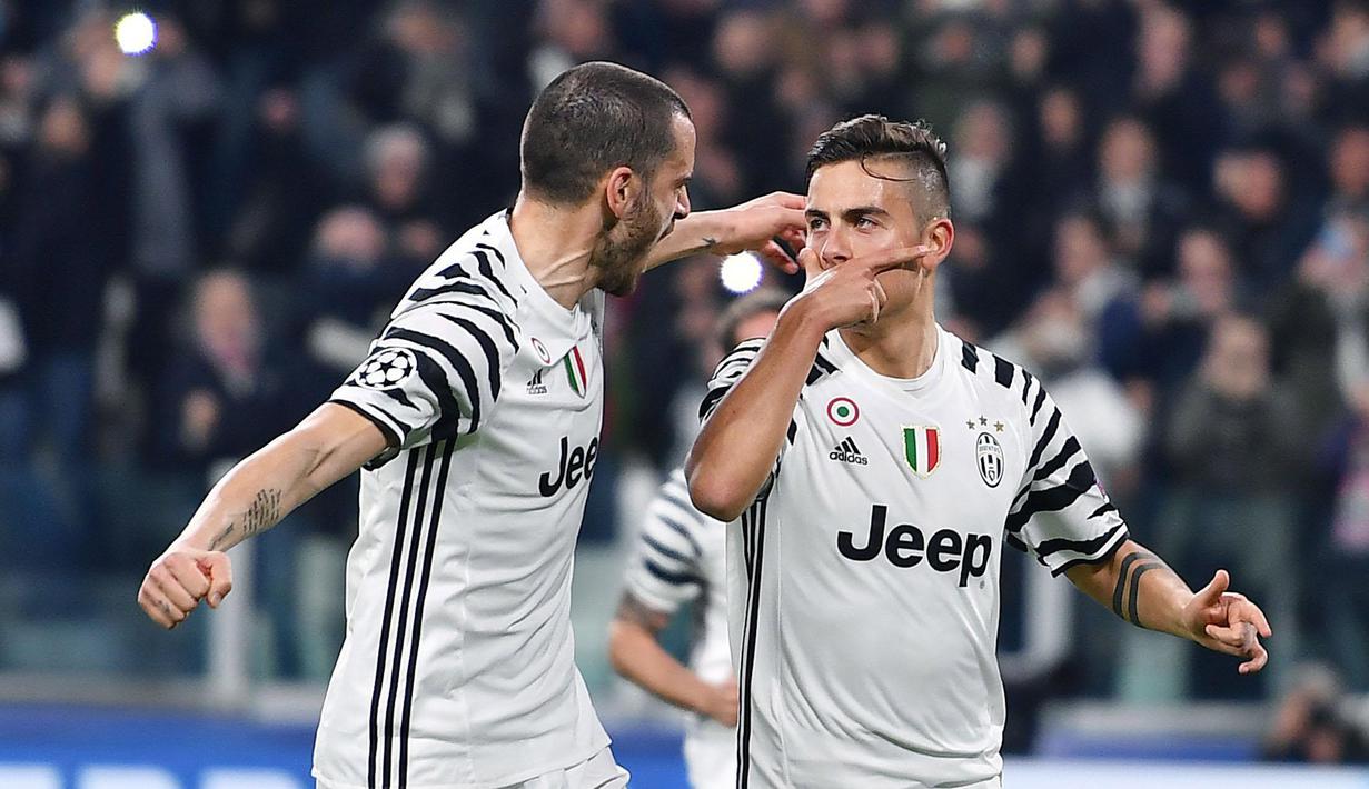 Paulo Dybala (kanan) mencetak satu-satunya gol kemenangan untuk timnya saat menyingkirkan FC Porto pada leg kedua Babak 16 Besar Liga Champions di Juventus stadium, (14/3/2017). Juventus menang 1-0. (Alessandro Di Marco/ANSA via AP)