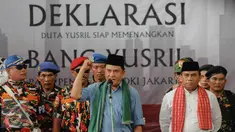 Yusril Ihza Mahendra memberi sambutan pada acara deklarasi dukungan yang dilakukan relawan Duta Yusril di Cempaka Putih, Jakarta, Minggu (11/9). Deklarasi itu bentuk dukungan untuk Yusril maju pada Pilgub DKI Jakarta 2017. (Liputan6.com/Faizal Fanani)