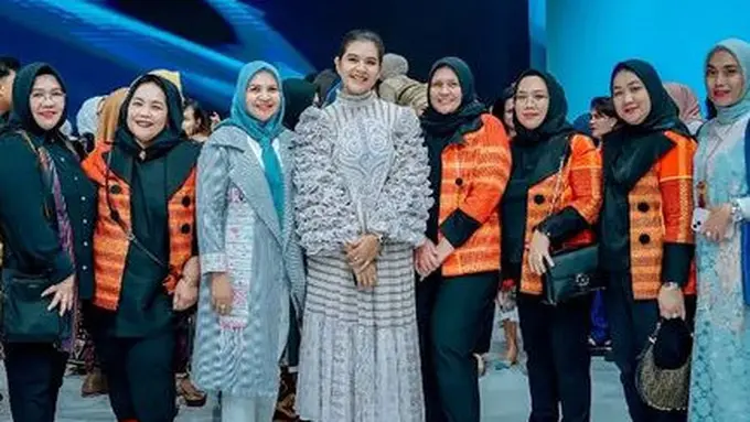 Kahiyang Ayu Hadir di Indonesia Fashion Week