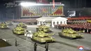 Tank ditampilakn selama parade militer menandai kongres partai yang berkuasa di Lapangan Kim Il-sung, Pyongyang, Korea Utara, Kamis (14/1/2021). Korea Utara meluncurkan rudal balistik yang mampu diluncurkan dari kapal selam dan perangkat lain. (Korean Central News Agency/Korea News Service via AP)