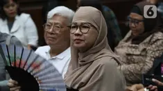 Terdakwa kasus dugaan korupsi pengadaan gas alam cair atau liquefied natural gas (LNG) di Pertamina pada tahun 2011-2014, Galaila Karen Kardinah alias Karen Agustiawan sesaat sebelum menjalani sidang lanjutan di Pengadilan Tindak Pidana Korupsi (Tipikor), Jakarta, Kamis (16/5/2024). (Liputan6.com/Herman Zakharia)