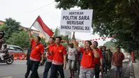 Kopral Bagyo menggandeng komuitas pemuda Tionghoa dan penarik becak melakukan aksi tolak isu SARA dengan menggelar pemainan adu sotohkan dan gendong di Solo, Rabu (14/2).(Liputan6.com/Fajar Abrori)