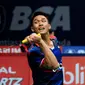 Tunggal putra Indonesia, Jonatan Christie gagal menahan bola saat melawan pebulutangkis Denmark, Jan O Jorgensen di perempat final BCA Indonesia Open 2016, Jakarta, Jumat (3/6/2016). Jonatan kalah 21-14, 19-21, 14-21. (Liputan6.com/Helmi Fithriansyah)