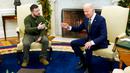 Presiden Amerika Serikat Joe Biden berbicara dengan Presiden Ukraina Volodymyr Zelenskyy saat mereka bertemu di Oval Office Gedung Putih, Washington, Amerika Serikat, 21 Desember 2022. Volodymyr Zelenskyy melakukan kunjungan ke Amerika Serikat (AS). (AP Photo/Patrick Semansky)