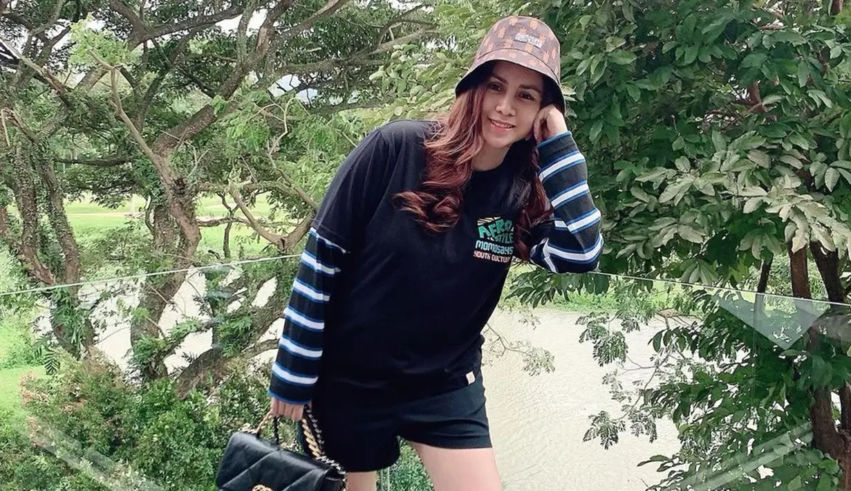 Penampilan wanita 34 tahun ini saat menggunakan bucket hat pun tetap terlihat begitu menawan. Ia pun selalu memilih menggunakan kaus sederhana yang dipadukan dengan bucket hat pribadinya. (Liputan6.com/IG/@therealmomogeisha)