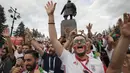 Para fans Iran merayakan kemenangan atas Maroko pada laga Piala Dunia di Saint Petersburg, Rusia, Jumat, (15/6/2018). Iran Menang 1-0 atas Maroko. (AP/Dmitri Lovetsky)