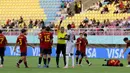 <p>Pemain Timnas Mali U-17, Mamadou Doumbia (17) mendapat kartu merah langsung dari wasit Bryan Lopez setelah melanggar Spanyol U-17, Pau Prim (6) dalam pertandingan babak penyisihan Grup B Piala Dunia U-17 di Stadion Manahan, Solo, Senin (13/11/2023). (Bola.com/Arief Bagus)</p>