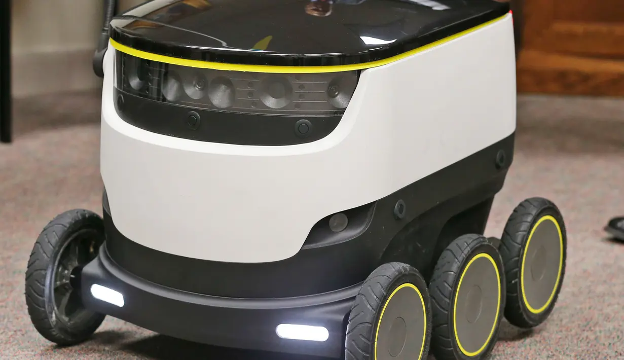 Penampilan Robot Pengirim buatan The Starship Technologies saat di uji coba di Virginia, AS (25/1). Robot ini memiliki enam roda dengan kecepatan empat mil per jam. Robot ini juga mirip dengan pesawat tanpa awak. (AP Photo/Steve Helber)