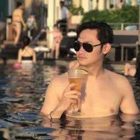 Angga Wijaya, sosok yang disebut-sebut suami Dewi Perssik memiliki hobi berenang. (Instagram @anggawijaya88)