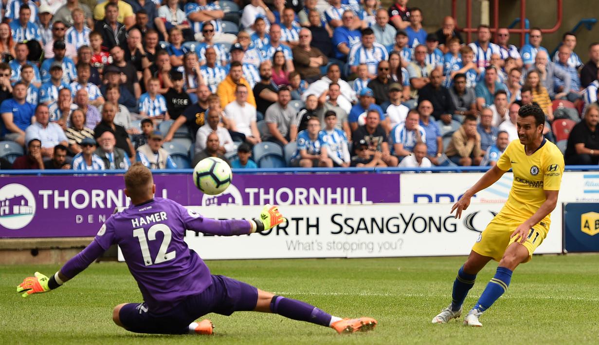 Gelandang Chelsea, Pedro, mencetak gol ke gawang Huddersfield Town pada laga Premier League di Stadion John Smith's, Sabtu (11/8/2018). Chelsea menang 3-0 atas Huddersfield Town. (AFP/Oli Scarff)