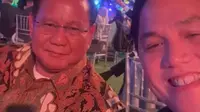 Menteri BUMN Erick Thohir terlihat duduk berdampingan dengan Menteri Pertahanan Prabowo Subianto di momen Gala Dinner KTT ASEAN ke-43. Momen ini jadi jamuan makan malam spesial dari Presiden Joko Widodo kepada para perwakilan negara-negara yang hadir di KTT ASEAN. (Sumber: Instagram @erickthohir)