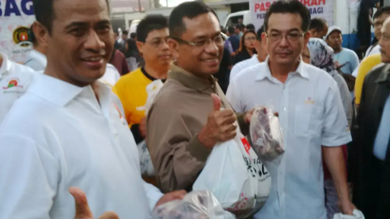 2 Menteri Jokowi Jualan Sembako Murah di Jakarta Selatan.