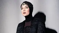 Dewi Sandra tampil memukau saat dirinya mengenakan pakaian serba hitam. Salah satunya saat ia mengenakan pakaian rancangan Ivan Gunawan. (Foto: instagram.com/dewisandra)