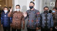 Gubernur DKI Jakarta Anies Baswedan (kedua kiri) saat menerima kunjungan Ketua Umum Partai Demokrat Agus Harimurti Yudhoyono atau AHY (tengah) di Balai Kota DKI Jakarta, Kamis (6/5/2021). Kunjungan AHY untuk silaturahmi dan membicarakan Jakarta. (Liputan6.com/Faizal Fanani)